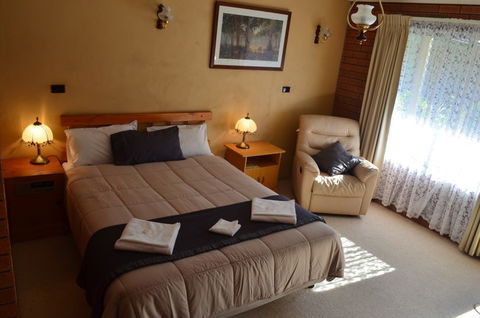 Bright Colonial Inn Motel - Accommodation Directory 3