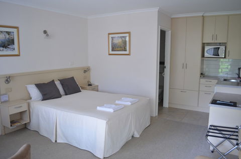 Bright Colonial Inn Motel - Accommodation Directory 5