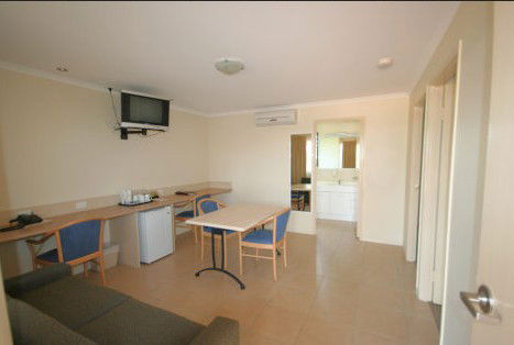 Chinchilla Palms Motor Inn - Accommodation Directory 3