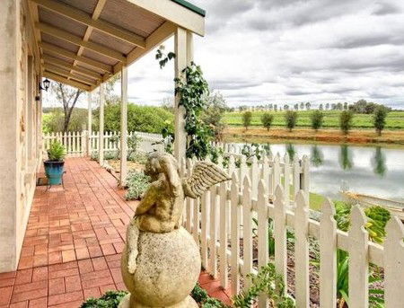 Stonewell Cottages And Vineyards - Accommodation Directory 2
