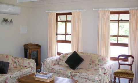 Hillcrest Cottage - Accommodation Directory 2