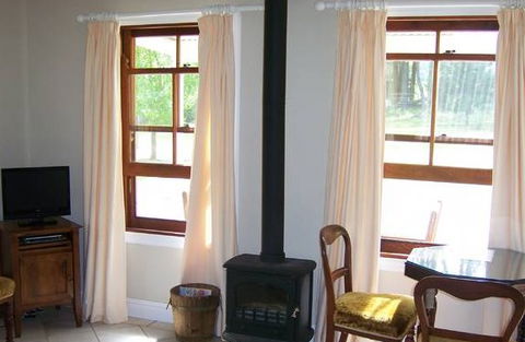 Hillcrest Cottage - Accommodation Directory 3