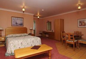 McNevins Warwick Motel And Gunyah Restaurant - Accommodation Directory 3