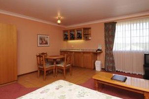 McNevins Warwick Motel And Gunyah Restaurant - Accommodation Directory 5
