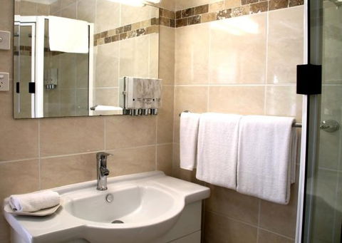 Centenary Motor Inn - Accommodation Directory 2