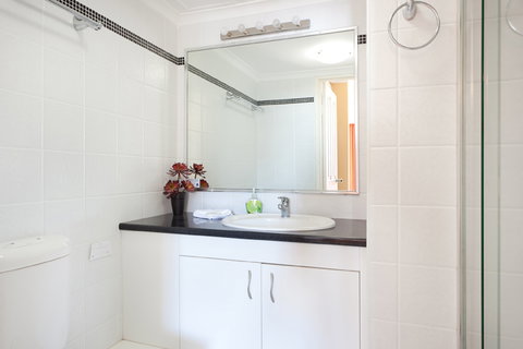 Apartment 27 Aristocrat Apartments - Accommodation Directory 7