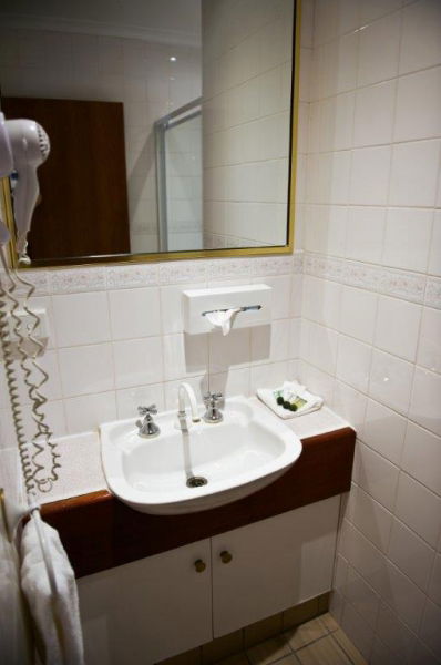 Cousins Motor Inn - Accommodation Directory 13