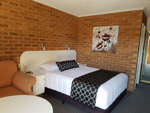 Cousins Motor Inn - Accommodation Directory 7