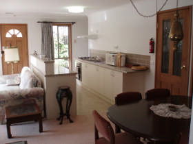 Adrienne's Place On Hill - Accommodation Directory 0