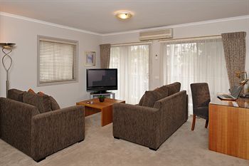 Ringwood Royale - Accommodation Directory 2