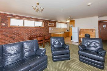 Bell Motel - Accommodation Directory 21