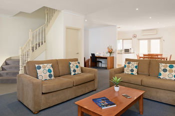 Apartments @ Kew Walpole Gardens - Kew Serviced Townhouses - Accommodation Directory 4