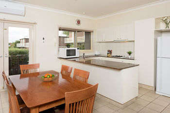 Apartments @ Kew Walpole Gardens - Kew Serviced Townhouses - Accommodation Directory 9