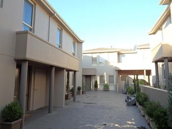 Apartments @ Kew Walpole Gardens - Kew Serviced Townhouses - Accommodation Directory 12