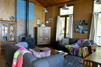 Sidney's Retreat - Accommodation Directory 11