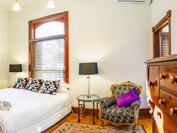 The Regents Park - Accommodation Directory 8