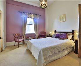 Racecourse Inn - The - Accommodation Directory 1