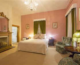 Racecourse Inn - The - Accommodation Directory 3