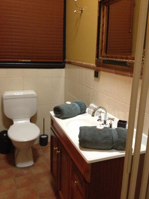 Church House B&B Gundagai - Accommodation Directory 11