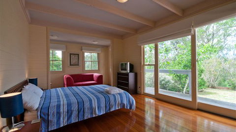 HolidayMakers - Accommodation Directory 2