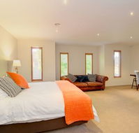 Newington Lake House - Accommodation Directory