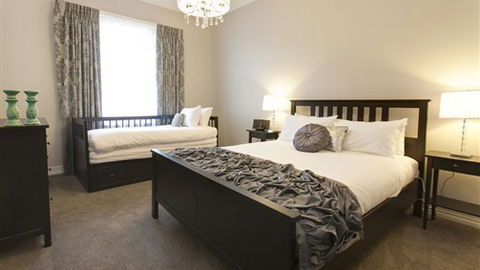Executive Townhouse On MacArthur - Accommodation Directory 0