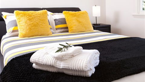 Phyl & May's Luxury Accommodation - Accommodation Directory 1