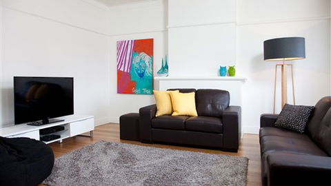 Phyl & May's Luxury Accommodation - Accommodation Directory 2