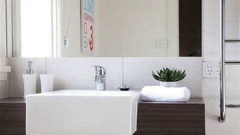 Phyl & May's Luxury Accommodation - Accommodation Directory 7