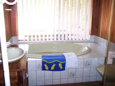Bott's Beach Retreat - Accommodation Directory 3