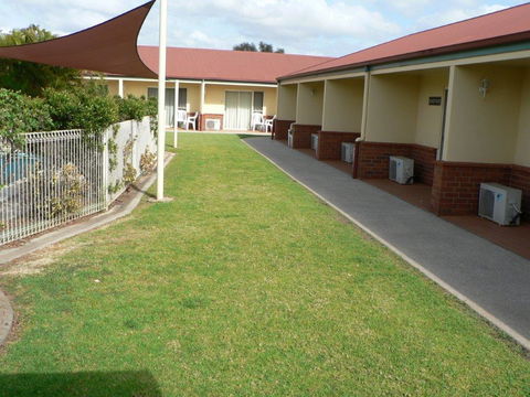 Emerald Explorers Inn - Accommodation Directory 3