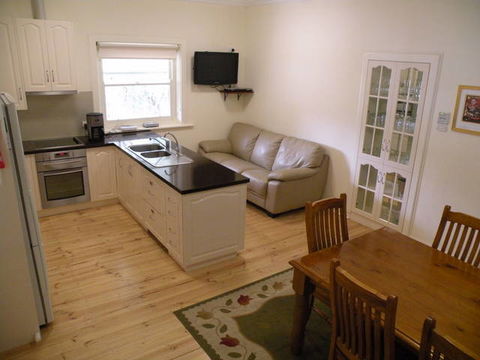 MacDonnell House (Naracoorte Cottages) - Accommodation Directory 2
