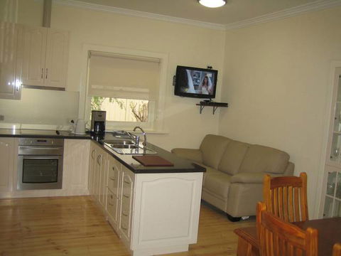MacDonnell House (Naracoorte Cottages) - Accommodation Directory 3