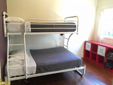 Bottlebrush Backpackers - Accommodation Directory 2