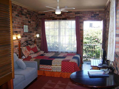 The Coachman Motor Inn - Accommodation Directory 2