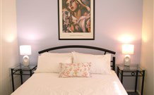 The White House Apartment - Accommodation Directory 4