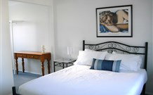 The White House Apartment - Accommodation Directory 6