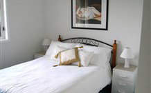 The White House Apartment - Accommodation Directory 5