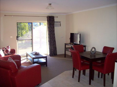 Colonial Inn Guest Rooms - Accommodation Directory 5