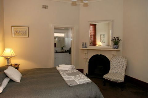 Apartments On-The-Park: The Studio - Accommodation Directory 2