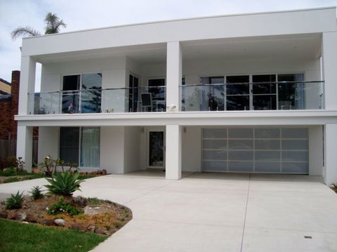The White House - Shellharbour Village - Accommodation Directory 0