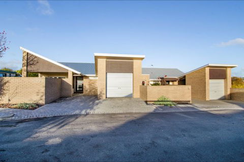 Mount Gambier Accommodation - Accommodation Directory 9