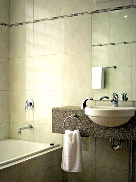Strath Motel - Accommodation Directory 2