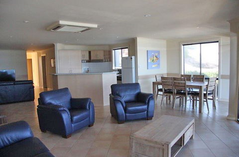 Cliff House Beachfront Villas - Accommodation Directory 4