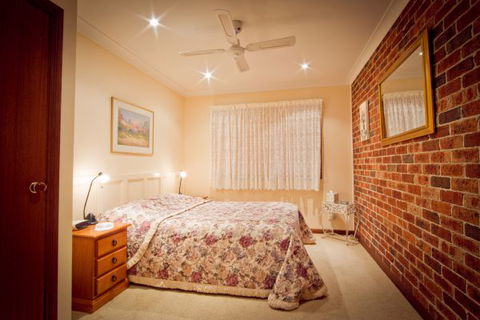 Camden Hillview - Accommodation Directory 2