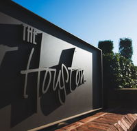 The Houston Wagga - Accommodation Directory