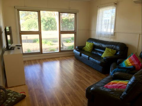Mel Jays In Kingscote - Accommodation Directory 0