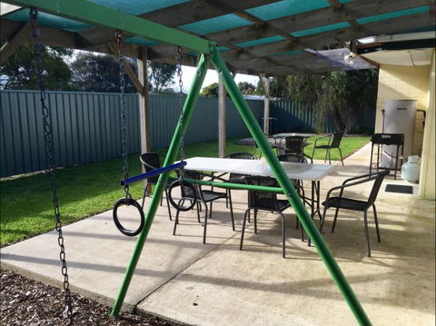 Mel Jays In Kingscote - Accommodation Directory 4