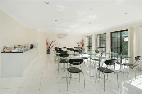 EconoLodge Waterford - Accommodation Directory 5