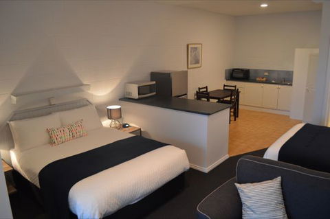 Penguin Seaside Motel - Accommodation Directory 1